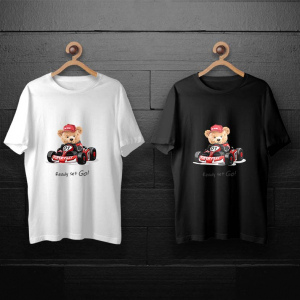 طرح لایه باز خرس تدی در حال کارت ریسینگ برای چاپ روی انواع تیشرت